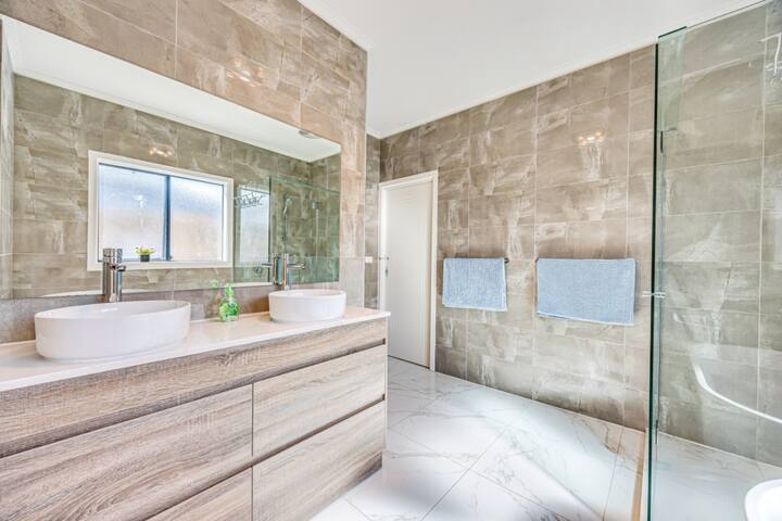 StayAU Lakefront Grand Villa 6BR gallery image 3