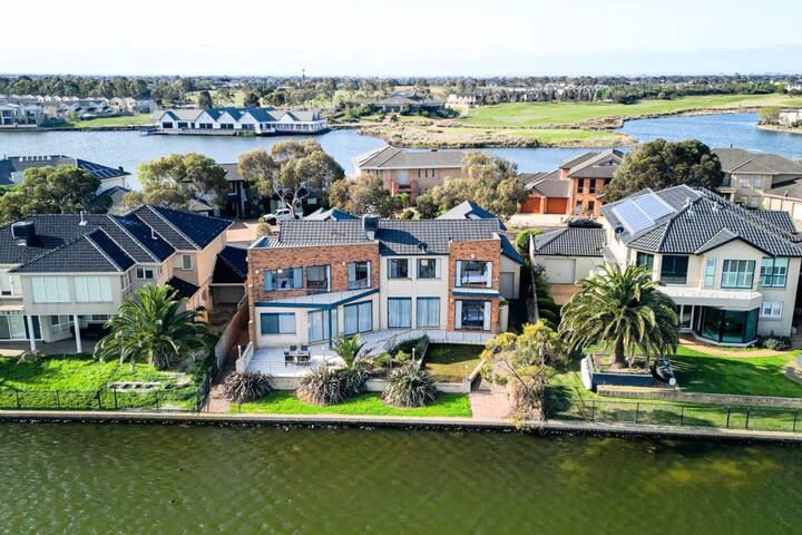 StayAU Lakefront Grand Villa 6BR gallery image 5