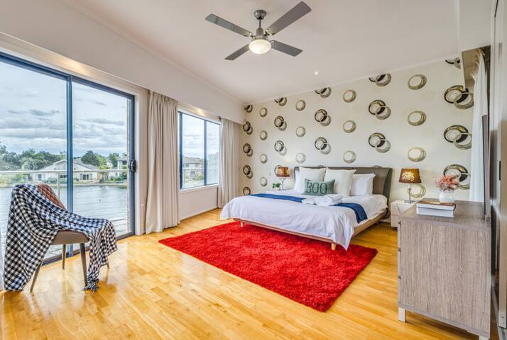 StayAU Lakefront Grand Villa 6BR gallery image 4