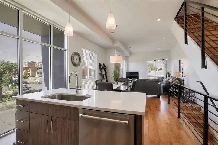 Welcoming Townhome Retread with Rooftop Hot Tub gallery image 5