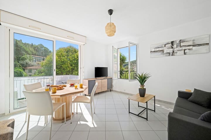 Entire home with 1 bedrooms in Menton - Villa Julia -Calme Spacieux - Parking Privé - Clim