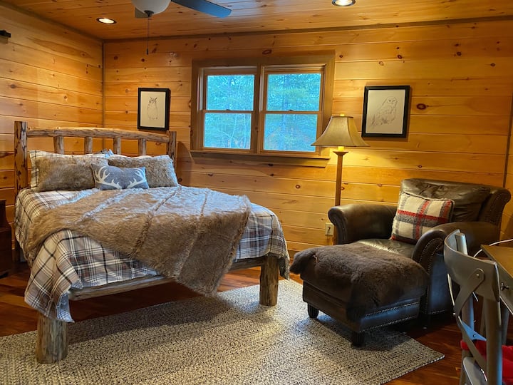 Dormitorio queen en el loft abierto para dormir 