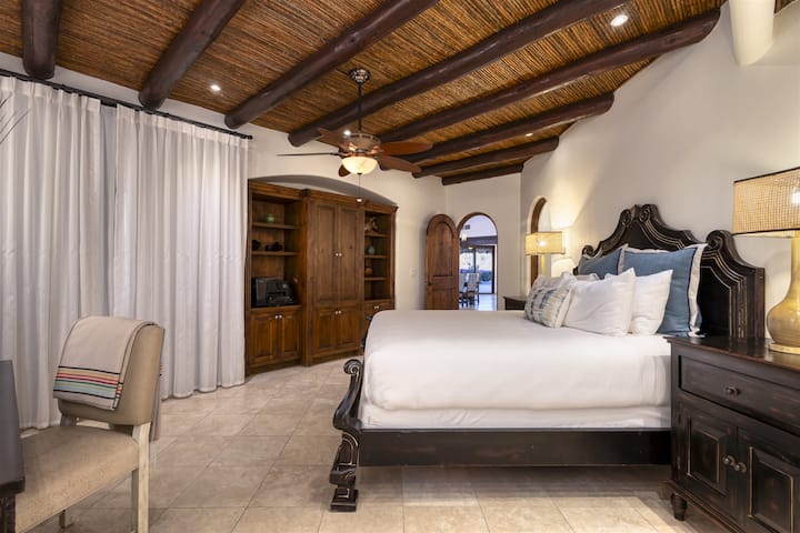 acceso rápido a la barbacoa, comedor al aire libre y zona de piscina.