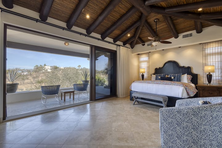 Dormitorio principal junto a la piscina