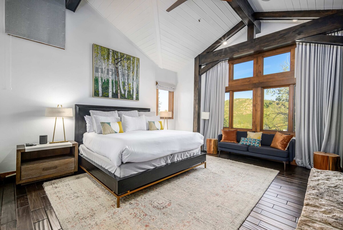 Dormitorio 1: dormitorio principal, cama king, TV de55pulgadas, chimenea de leña, sofá, silla, armario, baño en suite, piso principal