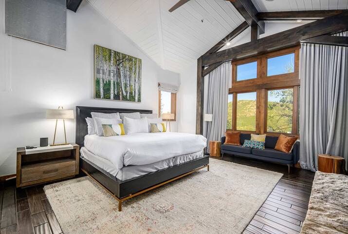 Luxury Deer Valley Ski-In/Ski-Out Gem with Hot Tub