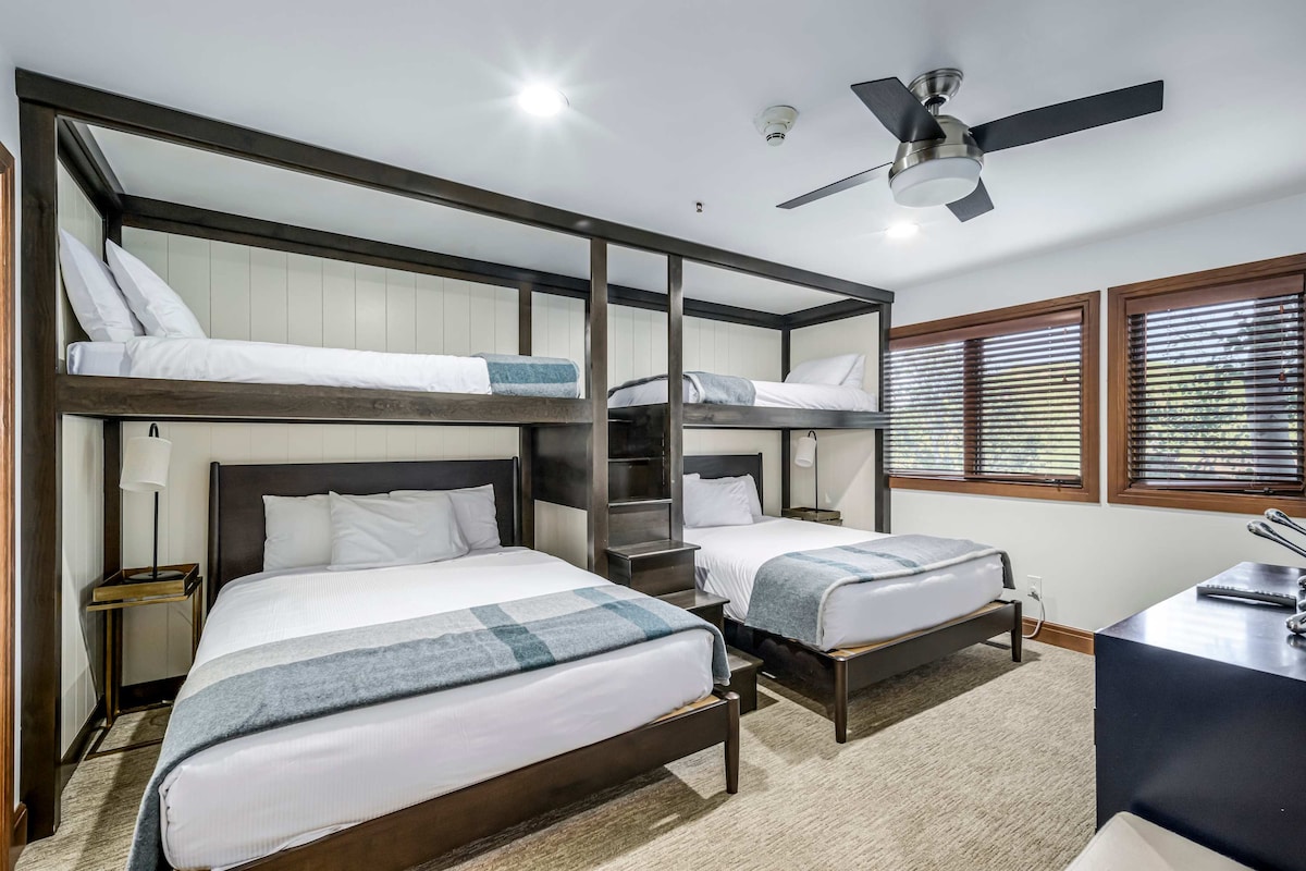 Dormitorio 4:  2 literas individuales, armario, TV de 48pulgadas, baño privado, sótano