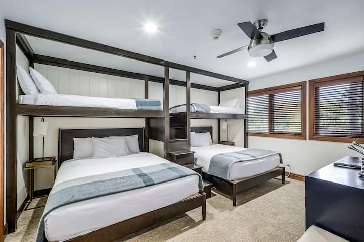 Sypialnia 4:  2 podwójne łóżka piętrowe, szafa, telewizor 48”, łazienka, piwnica