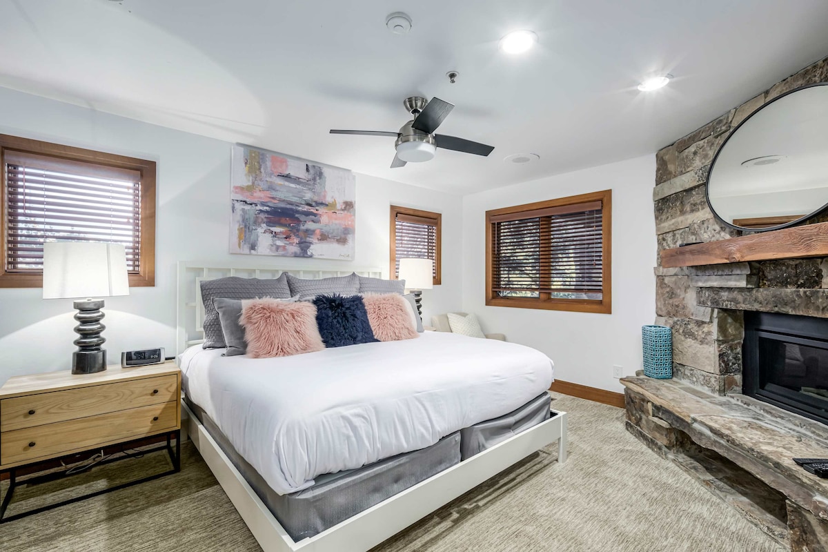 Dormitorio 3: cama tamaño king, vestidor, chimenea, TV de 48pulgadas, baño privado, sótano.