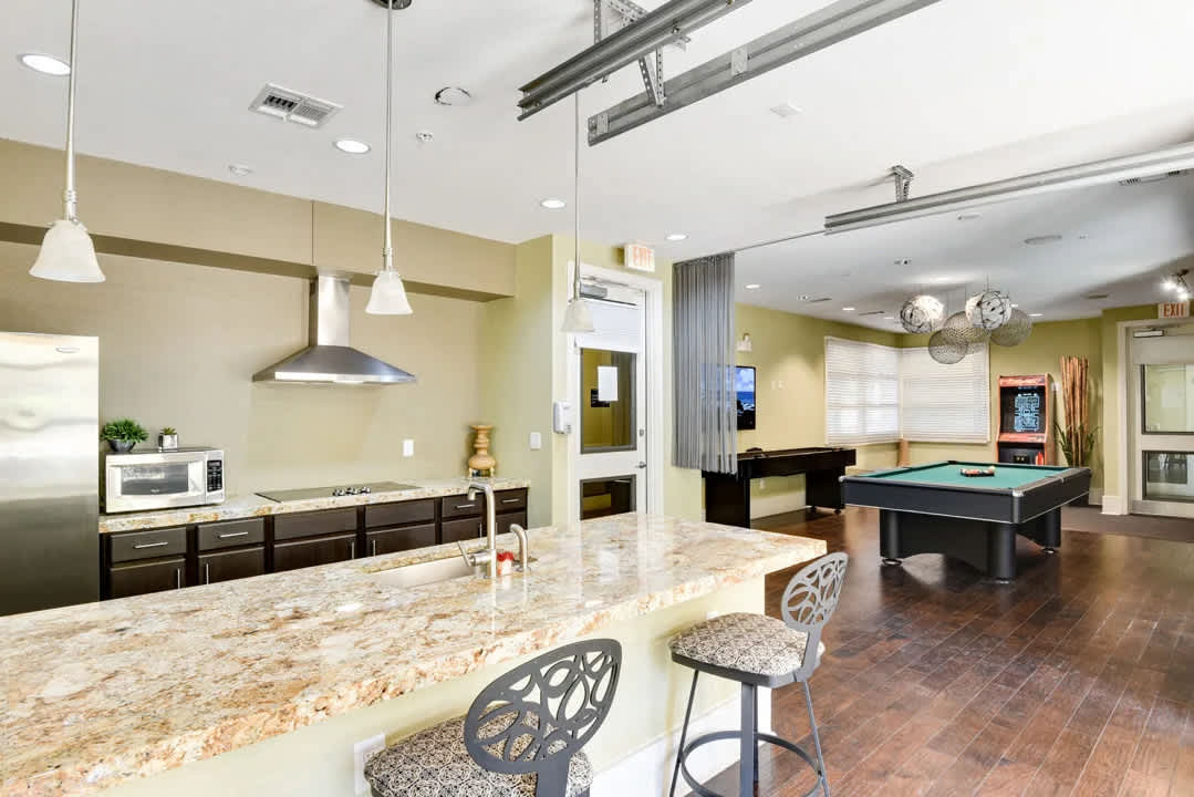 Top Floor SoCo 2BR King Suite | 8 mins to Downtown