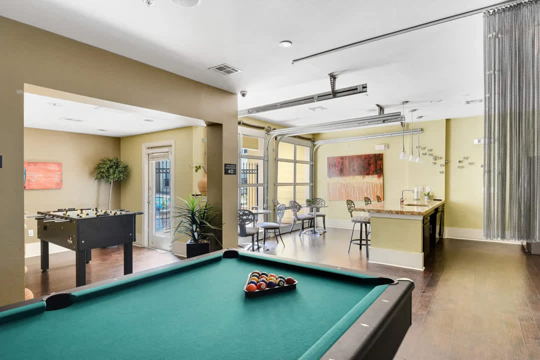 Top Floor SoCo 2BR King Suite | 8 mins to Downtown