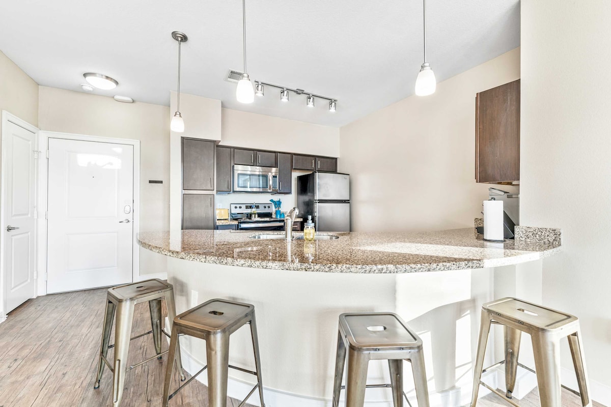 Top Floor SoCo 2BR King Suite | 8 mins to Downtown