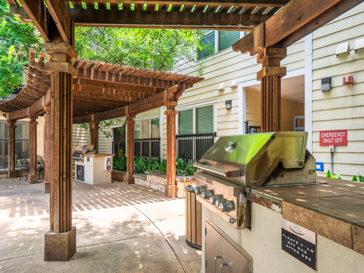 Top Floor SoCo 2BR King Suite | 8 mins to Downtown
