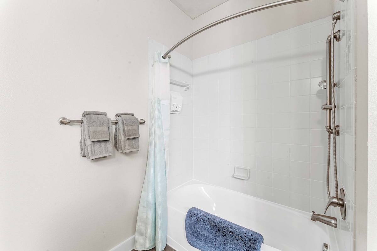 Top Floor SoCo 2BR King Suite | 8 mins to Downtown