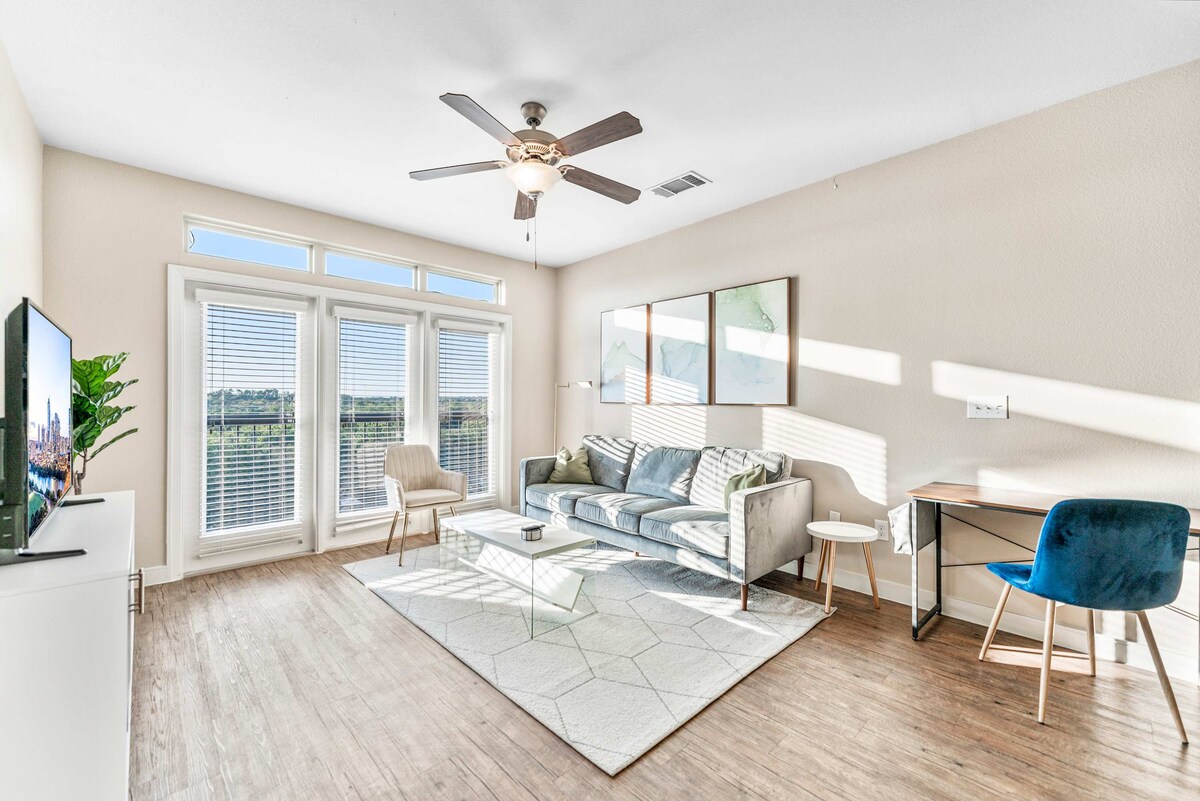 Top Floor SoCo 2BR King Suite | 8 mins to Downtown