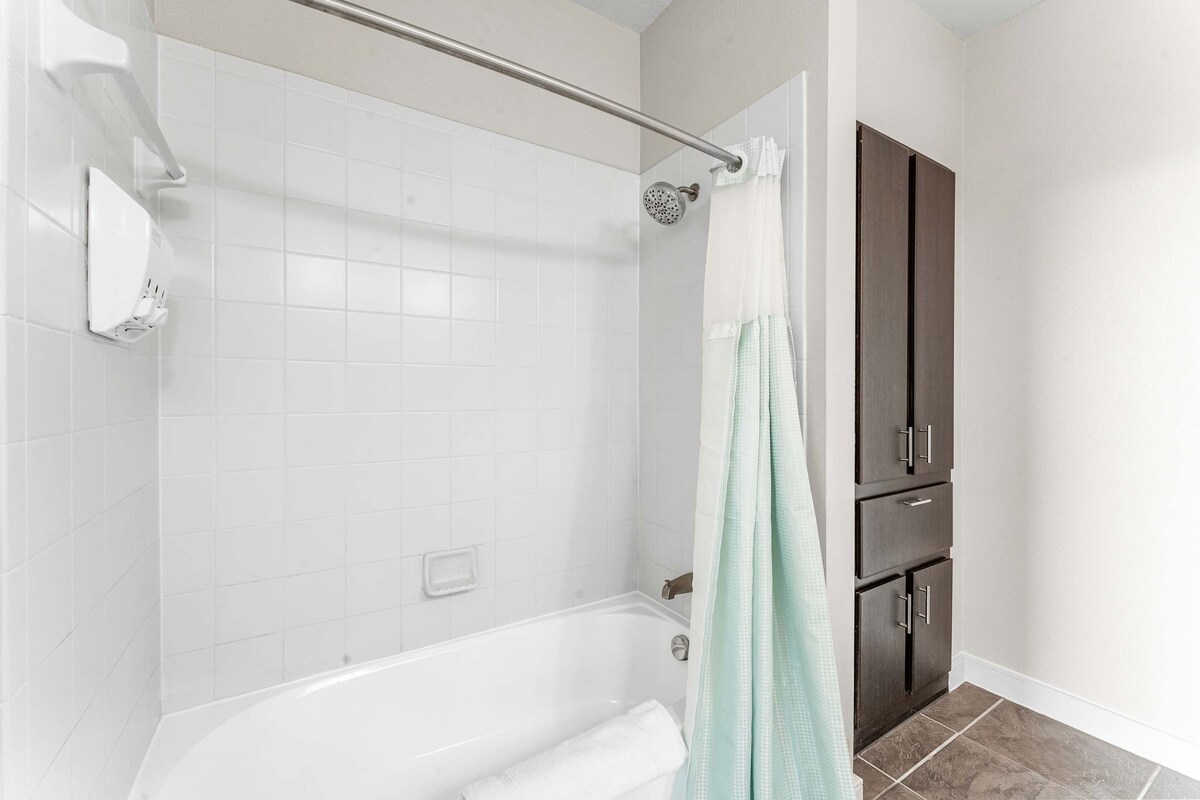 Top Floor SoCo 2BR King Suite | 8 mins to Downtown