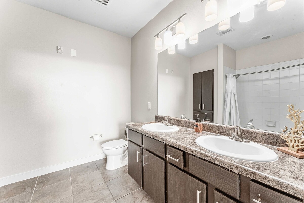 Top Floor SoCo 2BR King Suite | 8 mins to Downtown