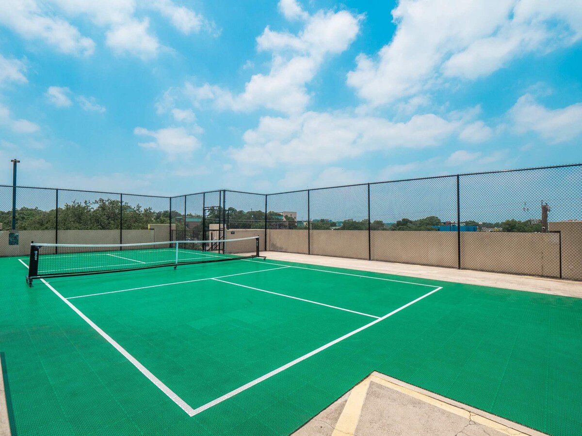 Top Floor SoCo 2BR King Suite | 8 mins to Downtown