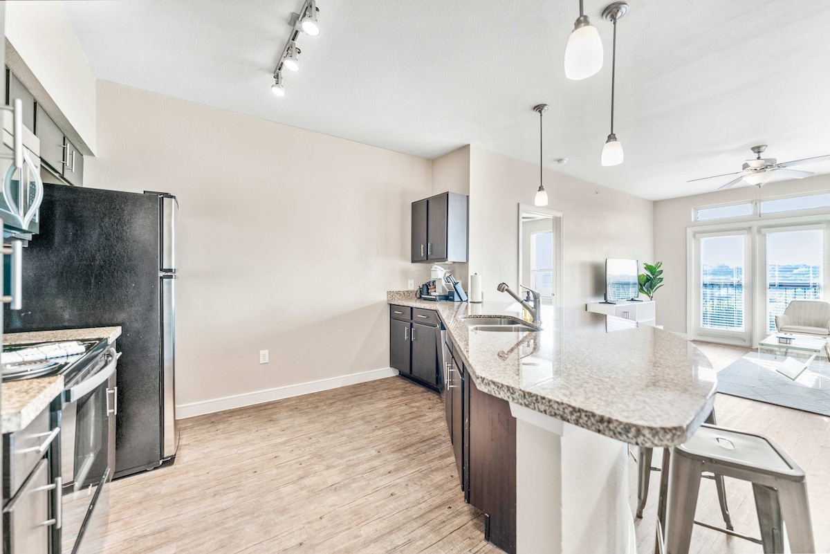 Top Floor SoCo 2BR King Suite | 8 mins to Downtown