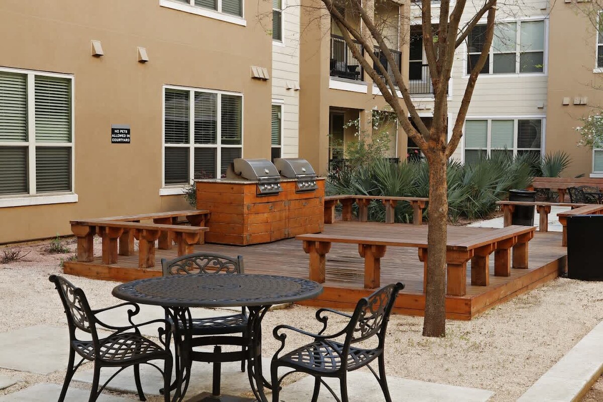 Top Floor SoCo 2BR King Suite | 8 mins to Downtown