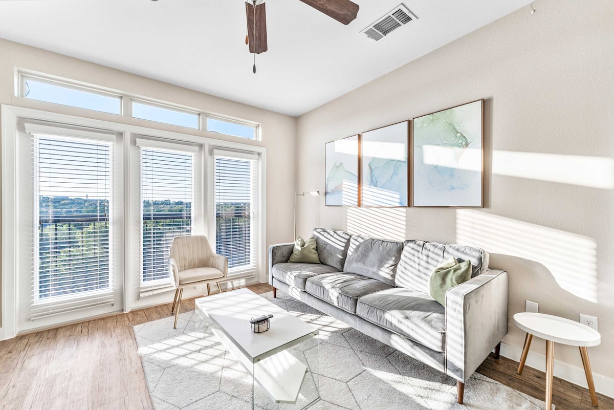 Top Floor SoCo 2BR King Suite | 8 mins to Downtown