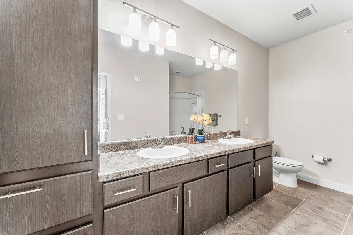 Top Floor SoCo 2BR King Suite | 8 mins to Downtown