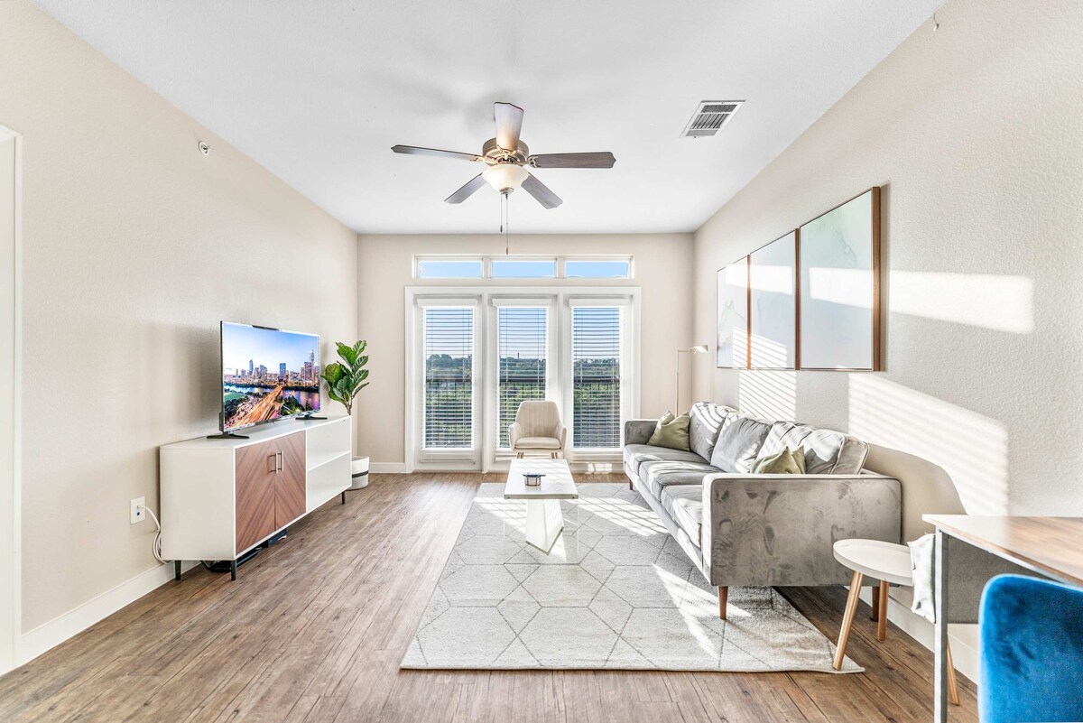 Top Floor SoCo 2BR King Suite | 8 mins to Downtown
