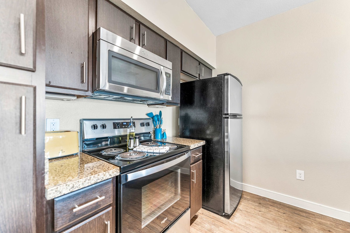 Top Floor SoCo 2BR King Suite | 8 mins to Downtown