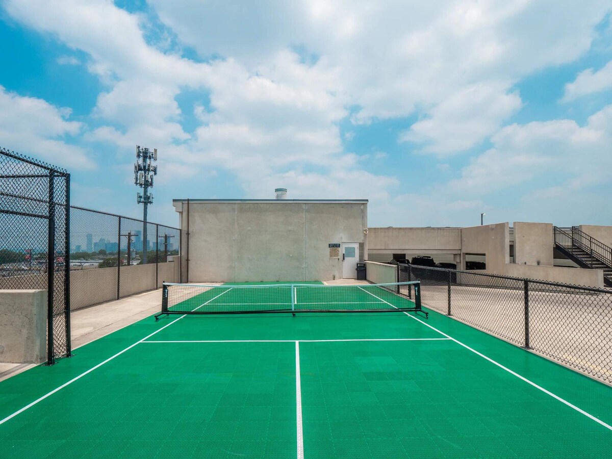 Top Floor SoCo 2BR King Suite | 8 mins to Downtown
