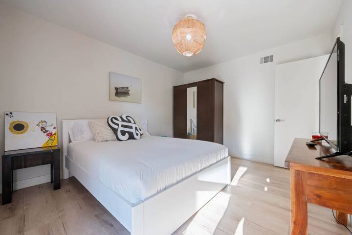 ৎ୭Middlebury Heightsৎ୭heated poolJacuzi games&more gallery image 4