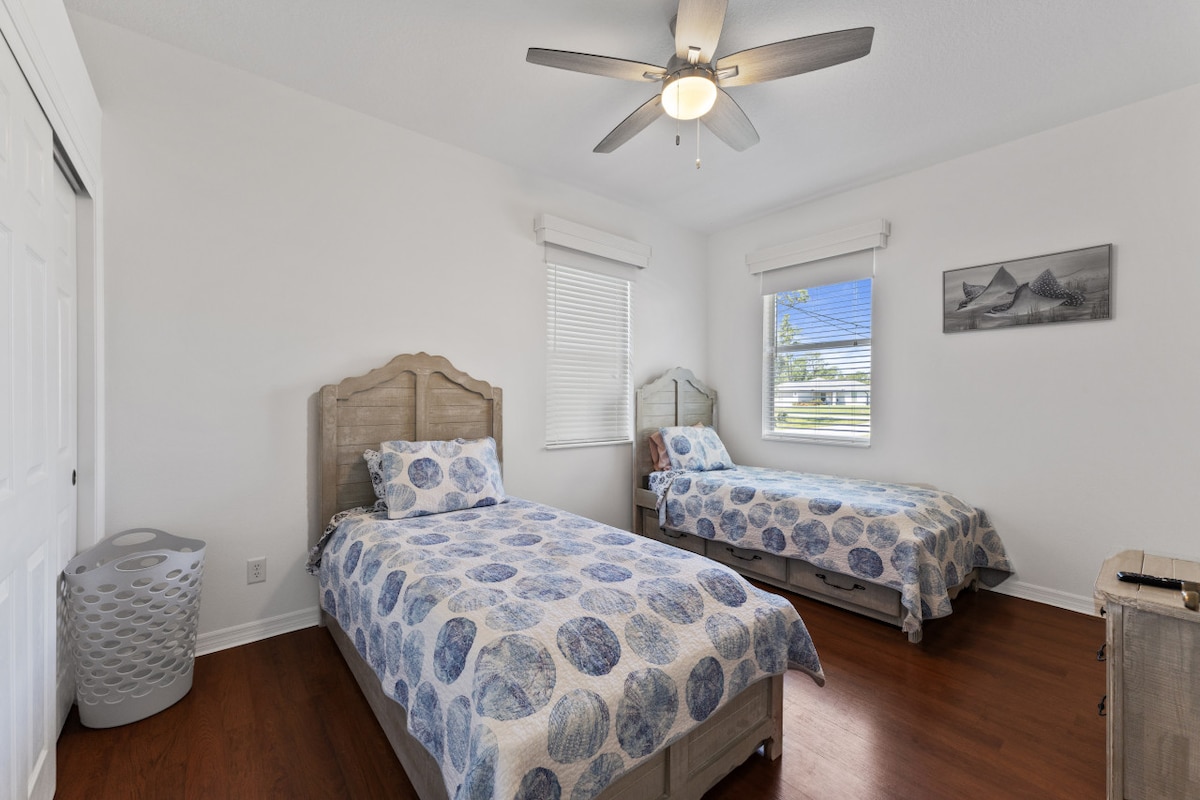 [Спалня №3 ]~ 2 единични легла, смарт телевизор, вентилатор на тавана