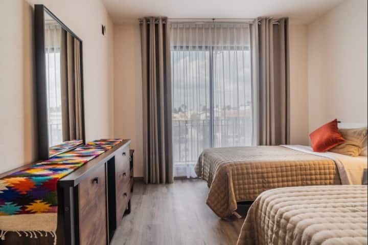 Idéal pour les amis voyageant ensemble ou en famille, notre chambre avec deux lits simples est un espace fonctionnel et charmant à partager.