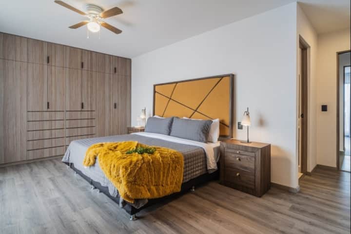 Un espace conçu pour votre repos, avec un lit confortable, de la lumière naturelle et une décoration douce qui vous invite à vous détendre.