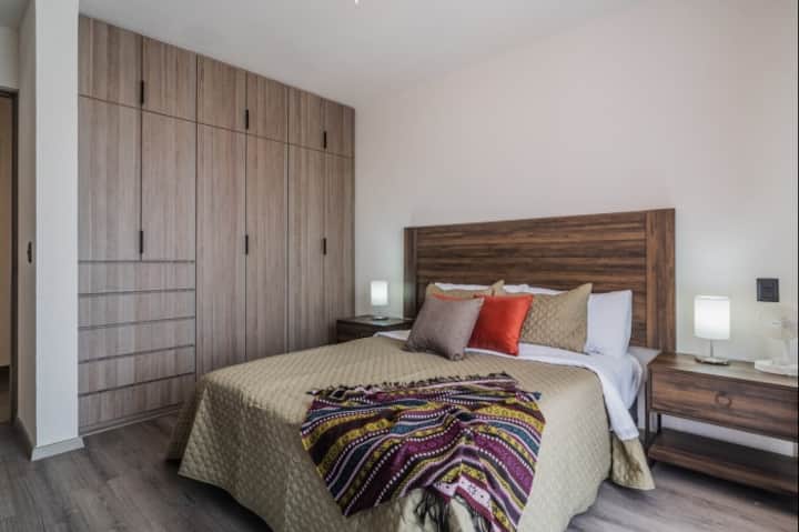 Profitez d'une chambre lumineuse avec une grande fenêtre qui remplit l'espace de lumière naturelle et vous offre une vue imprenable tous les jours.