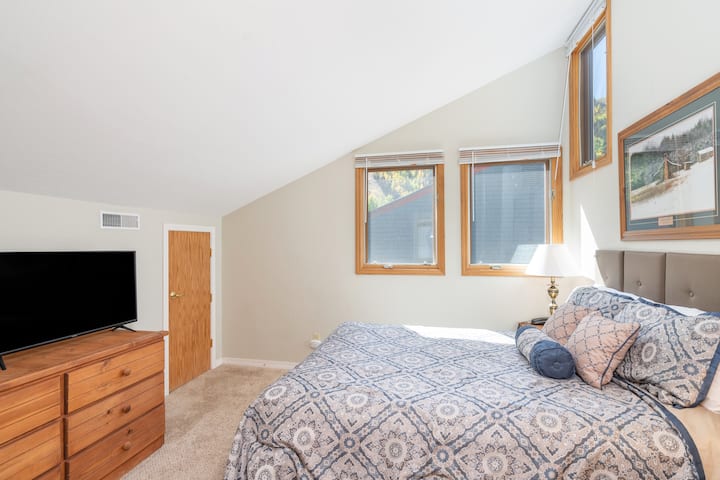 ห้องนอนหลักมีเตียงควีนไซส์