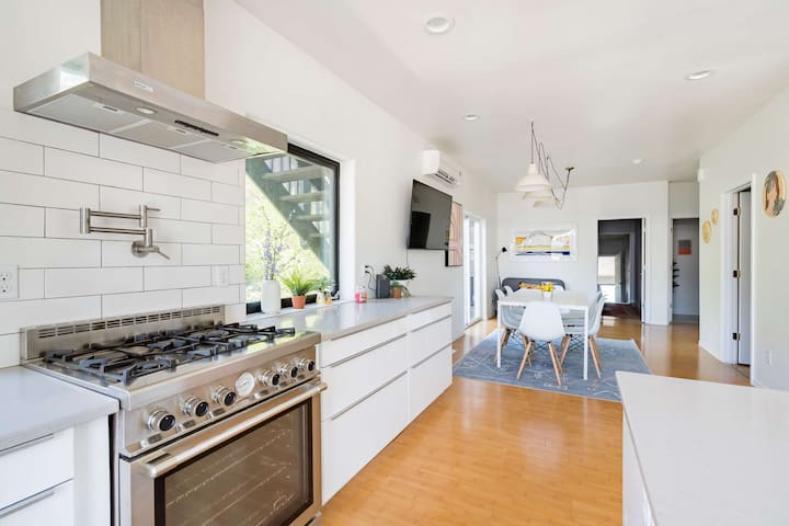 Pearl District Luxury • 2BR • AC • Sleeps 4