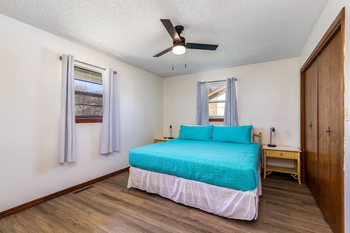 Lamps with USB plugs, King Bed, Ensuite bathroom