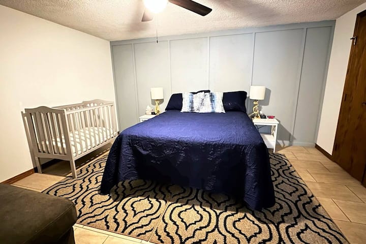 Queen-sized bed and mini-crib. Extra sheets & mattress pads for the crib are provided.