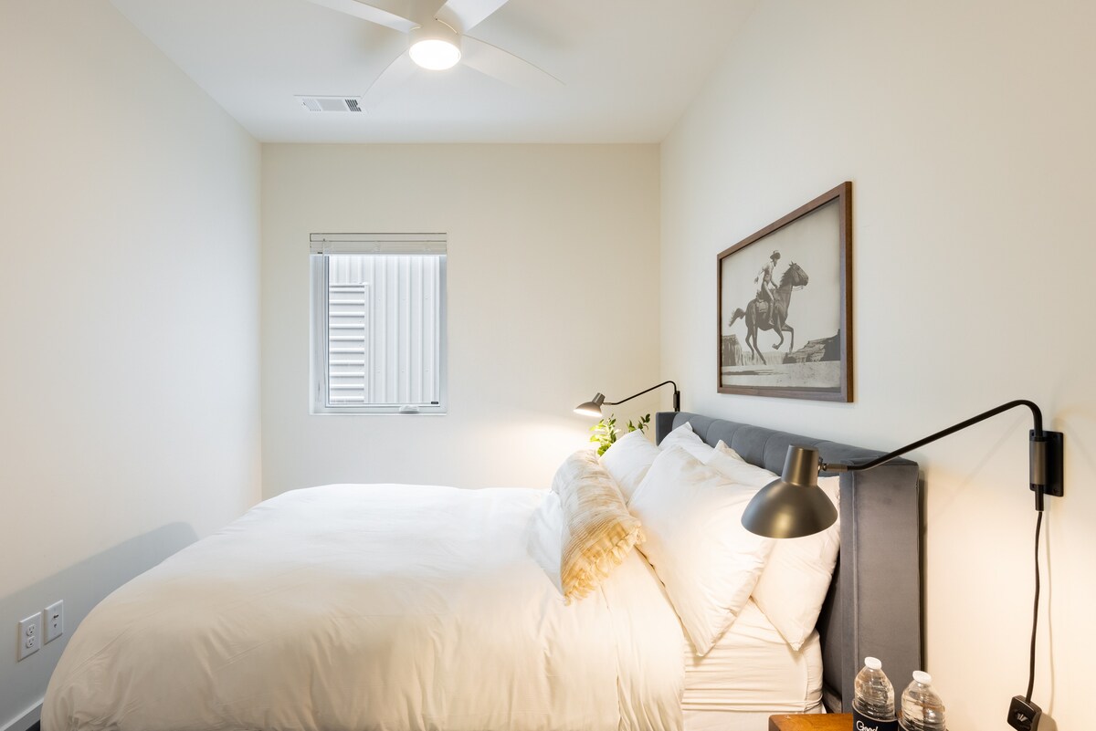 Спалната соба 3 има брачен кревет (широк 180-220 см).