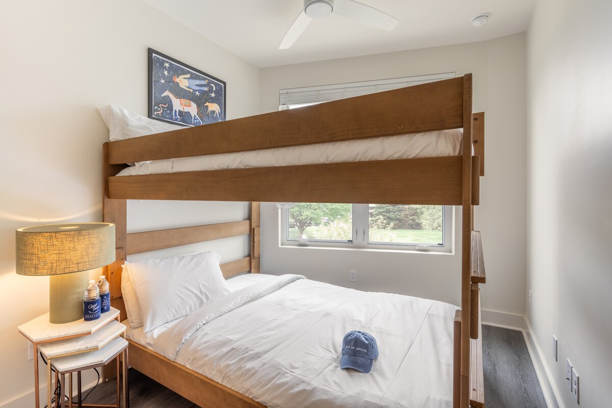 Во спалната соба 4 има брачен кревет на спрат.