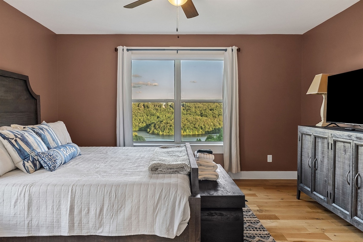 King bedroom with gorgeous lake views and en suite bathroom.