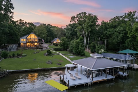 On The Rocks-Sleeps 17, 2 Master Suites, + More!