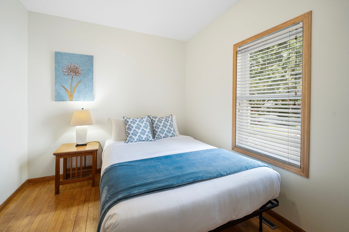 انجرف إلى نوم هادئ على بياضات بيضاء نقية مع لمسات زرقاء ناعمة في ملاذك المريح.