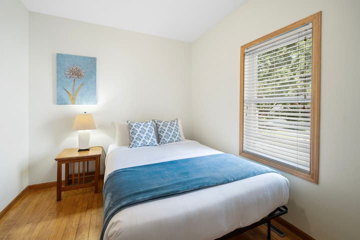 Потопете се в спокоен сън върху свежо бяло спално бельо с меки сини акценти в уютното си кътче.