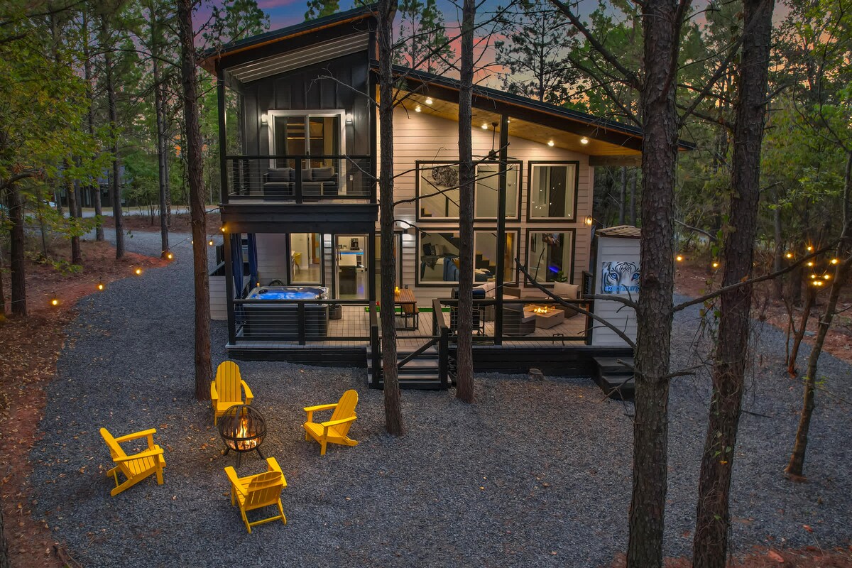 NEW! Fully maxed out cabin w/ treehouse, spa & mor - Airbnb