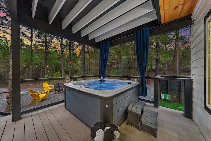 NEW! Fully maxed out cabin w/ treehouse, spa & mor - Airbnb