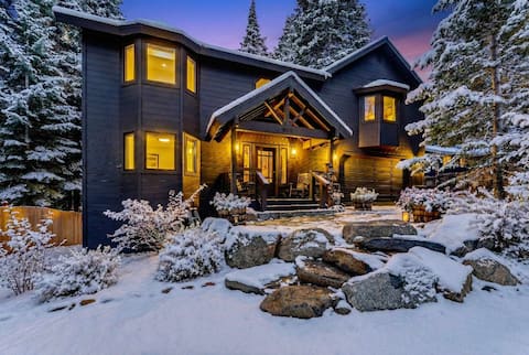 Modern Mountain Luxury Retreat: Hot Tub & Grill