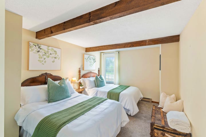 Encantador dormitorio con dos acogedoras camas completas.