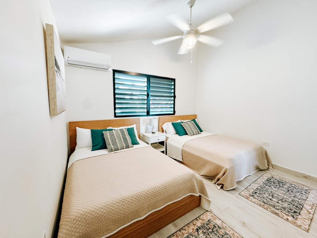 Disfruta de un ambiente de sueño tranquilo con una cama limpia y bien preparada lista para darte la bienvenida.