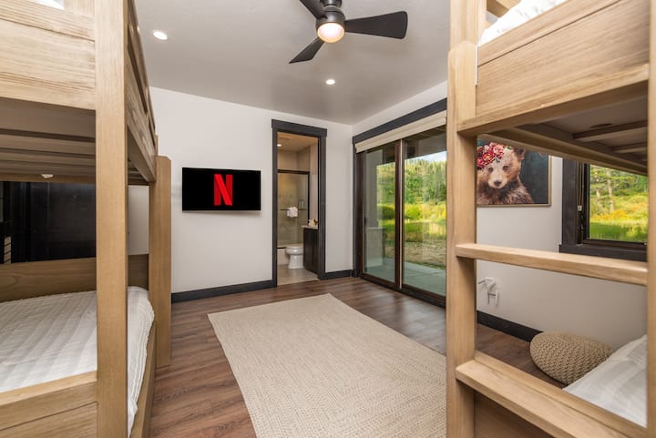 – Оставете децата или тийнейджърите да се отпуснат с Netflix и живописен достъп до открито
- Четирите уютни двуетажни легла правят това място идеално за семейства или групи
- Насладете се на игри, филмови вечери или спокойни горски сутрини в комфорт